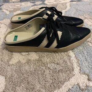 United Colors Of Benetton Black and Cream Mules
